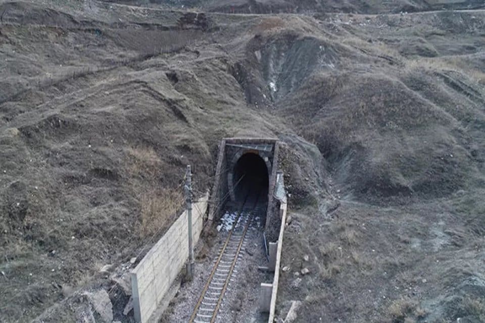 Adıyaman'da depremde &ccedil;&ouml;ken demiryolu t&uuml;neli tamamen kapandı. Depremlerde demiryollarında da