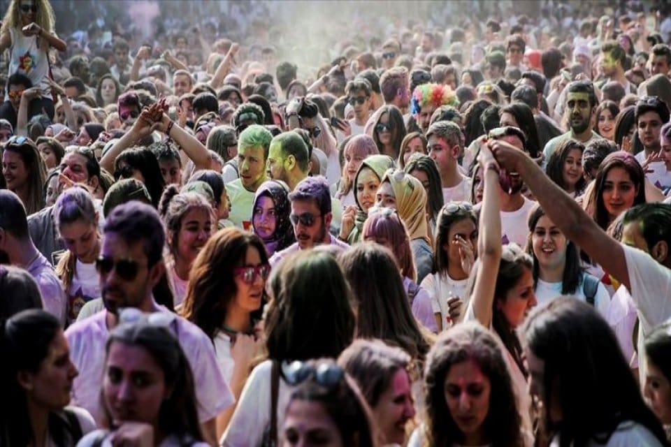 Yapılan son araştırmalara g&ouml;re gen&ccedil;ler en &ccedil;ok kadınların hakkının ihlal