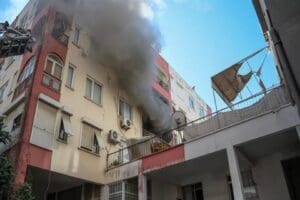 Antalya'da &Ouml;zbek asıllı T&uuml;rk ailenin kaldığı evde &ccedil;ıkan yangın itfaiyenin