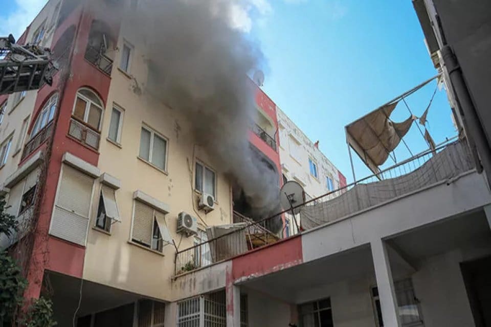 Antalya'da &Ouml;zbek asıllı T&uuml;rk ailenin kaldığı evde &ccedil;ıkan yangın itfaiyenin