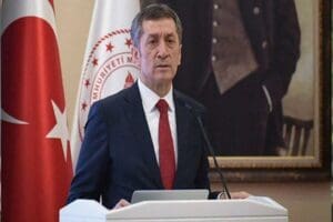 Milli Eğitim Bakanı Ziya Sel&ccedil;uk istifa etti. Mahmut &Ouml;zer, Milli