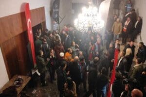 Kars'ın Sarıkamış il&ccedil;esindeki otelde d&uuml;zenlenen belgesel gala g&ouml;steriminde salonun tavanı