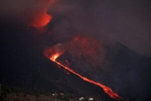 İspanya'ya bağlı adalardan La Palma'da harekete ge&ccedil;en Cumbre Vieja Yanardağı,