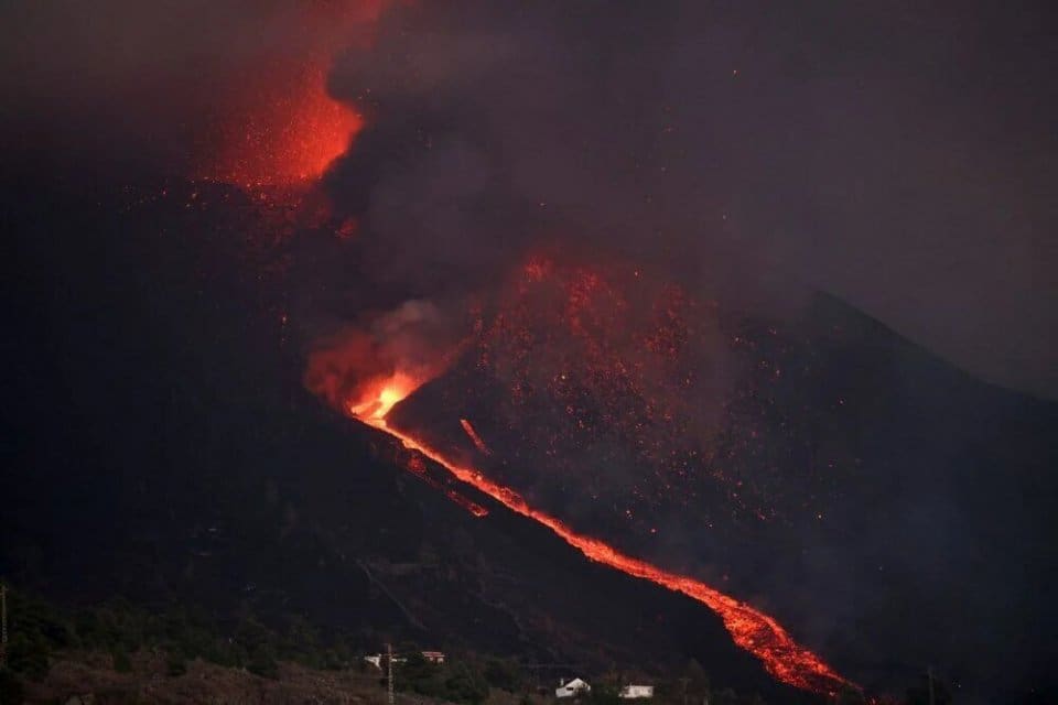 İspanya'ya bağlı adalardan La Palma'da harekete ge&ccedil;en Cumbre Vieja Yanardağı,