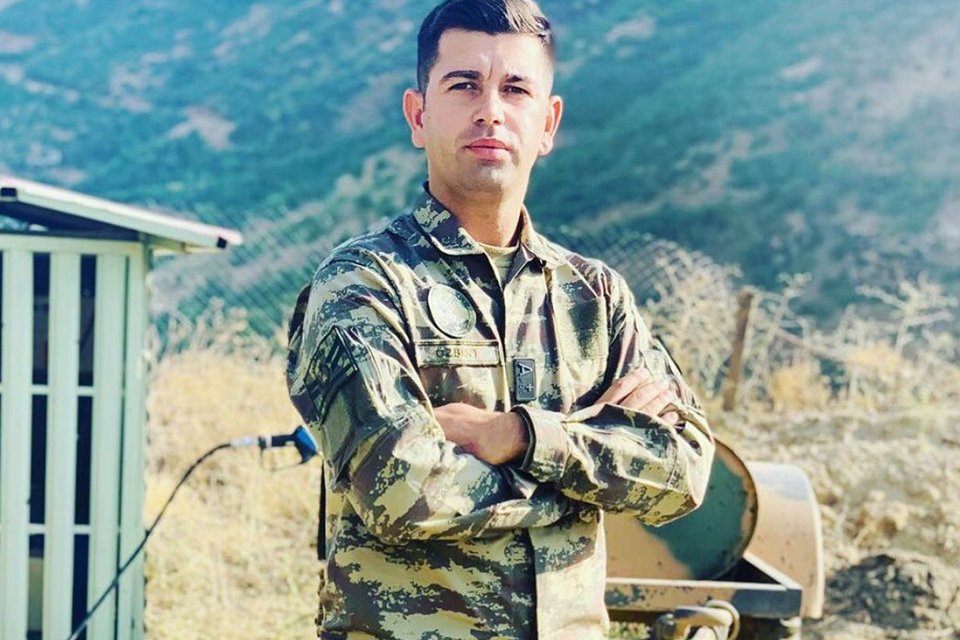 Hakkari'de bir üs bölgesinin kar nedeniyle kapalı yolunun açılması için