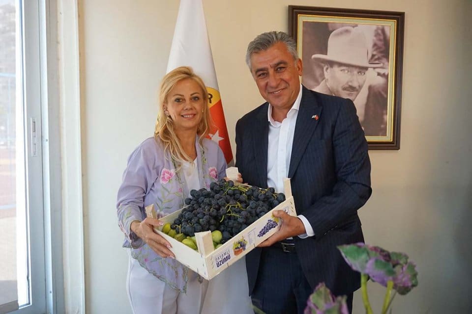G&uuml;zelbah&ccedil;e Belediye Başkanı Mustafa İnce, İzmir Gazeteciler Cemiyeti Başkanı Dilek