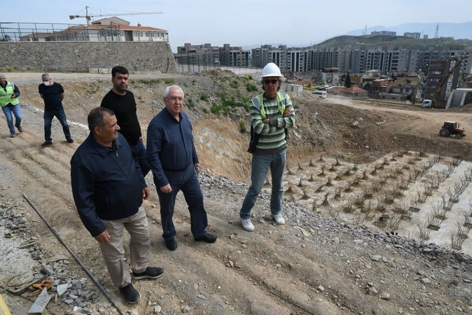 Karabağlar Belediye Başkanı Muhittin Selvitopu, yapımı hızla devam eden Atat&uuml;rk