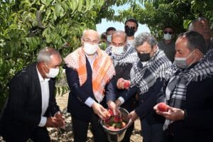 İzmir Valisi Yavuz Selim K&ouml;şger, Sel&ccedil;uk il&ccedil;esindeki bir bah&ccedil;ede iş&ccedil;ilerle