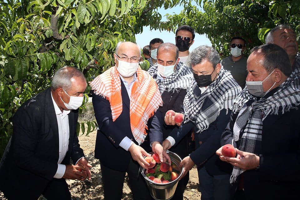 İzmir Valisi Yavuz Selim K&ouml;şger, Sel&ccedil;uk il&ccedil;esindeki bir bah&ccedil;ede iş&ccedil;ilerle