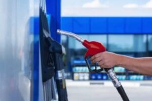 Son d&ouml;nemde Brent petrol ve dolar kurundaki hareketlilik nedeniyle akaryakıtta