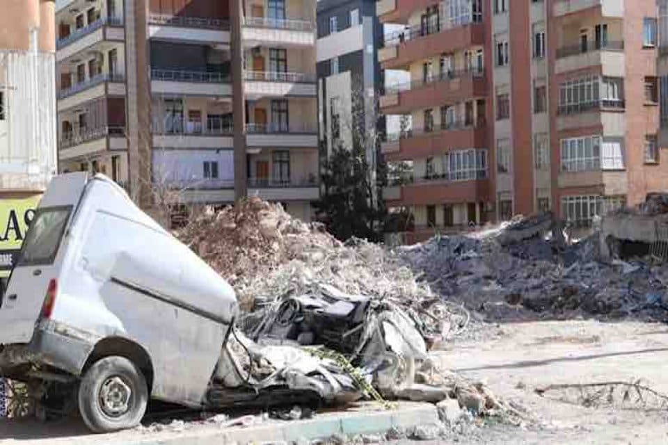 Kahramanmaraş merkezli 10 ili etkileyen depremin ardından, binalarda kolon keserek