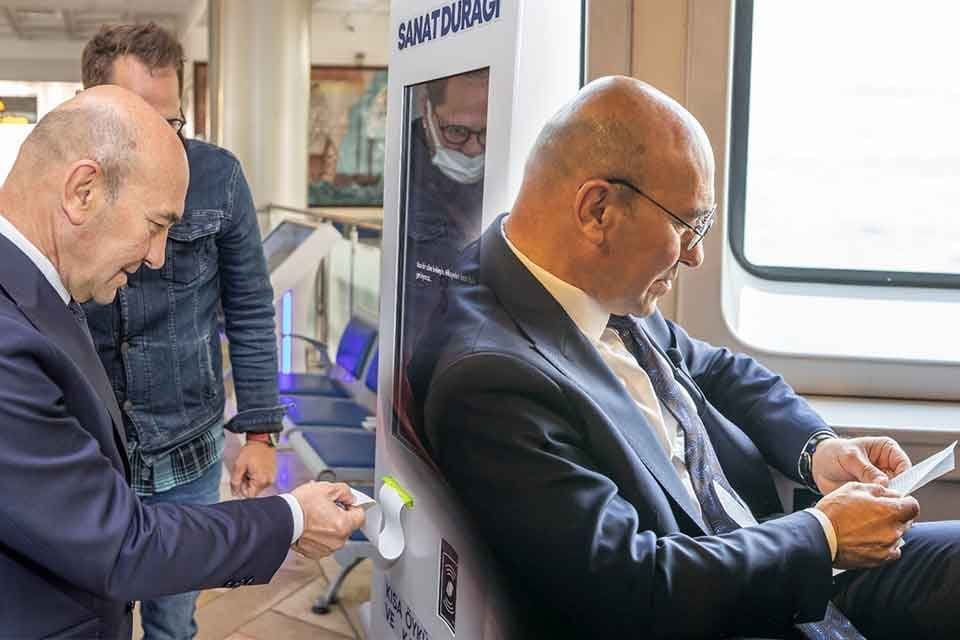 İzmir B&uuml;y&uuml;kşehir Belediyesi kentin 10 ayrı noktasındaki Sanat Durağı&rsquo;nda İzmirlileri