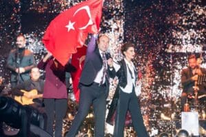 İzmir&rsquo;de Cumhuriyet'in kuruluşunun 98. yılı gece de b&uuml;y&uuml;k coşkuyla kutlandı.