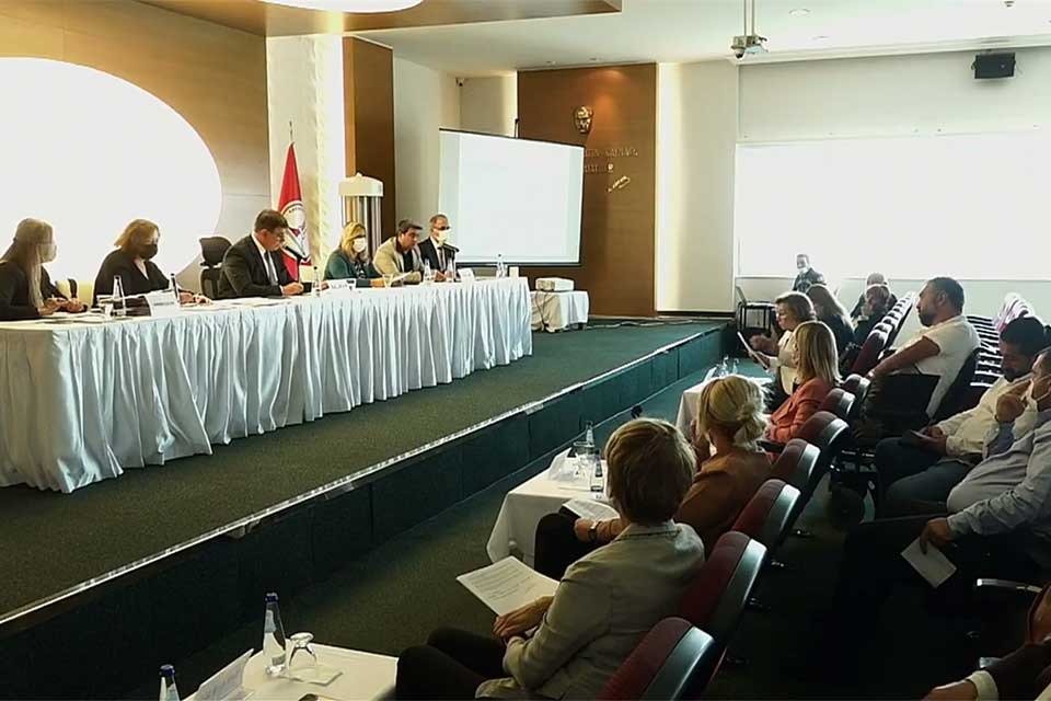 Karşıyaka'da emsal artışı kararı meclisten geçti Karşıyaka Belediyesi’nde ağır ve orta hasarlı bina sahiplerine hak sağlayan