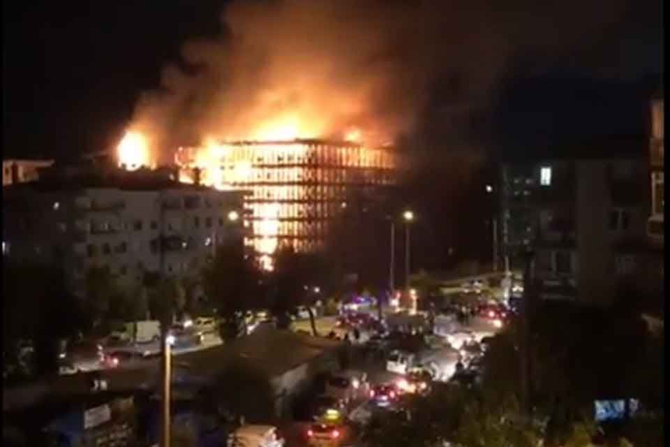 İzmir Narlıdere'de bulunan&nbsp;Folkart sitesinde&nbsp;b&uuml;y&uuml;k bir&nbsp;yangın&nbsp;&ccedil;ıktı. Olay yerine ise &ccedil;ok sayıda