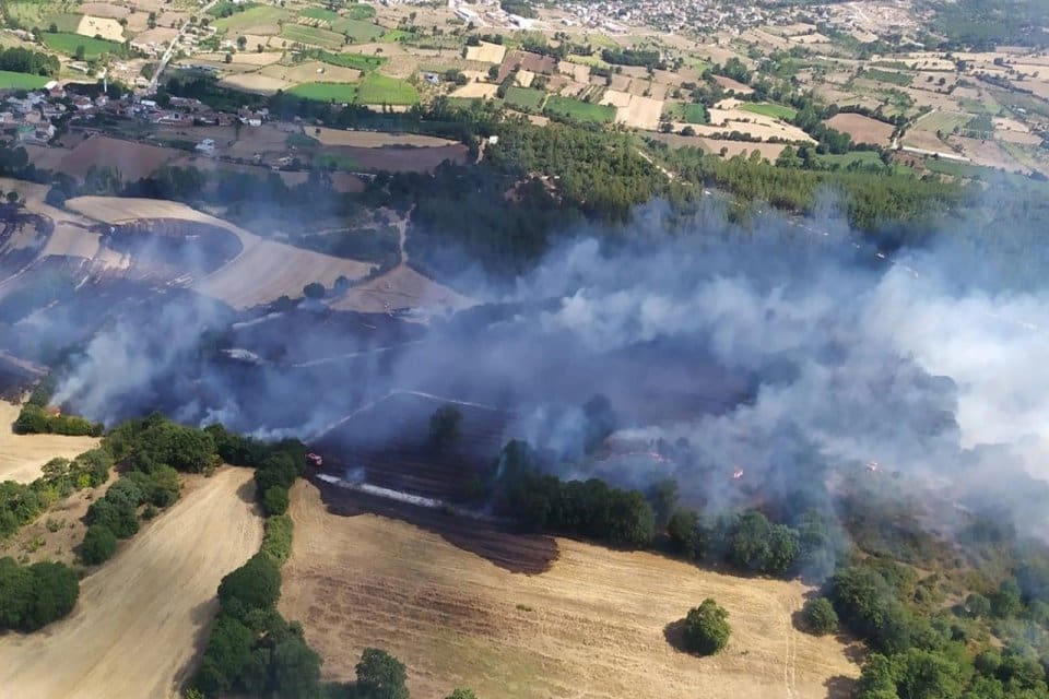 &Ccedil;anakkale'nin &Ccedil;an il&ccedil;esinde ormanlık alanda yangın &ccedil;ıktı. Yangına m&uuml;dahale s&uuml;r&uuml;yor.
