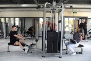 Bornova Belediyesi’nin Çamdibi’nde hizmete açtığı Yarı Olimpik Kapalı Yüzme Havuzu