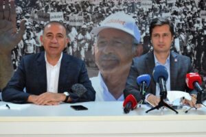 CHP İzmir İl Başkanlığı'nda beraberinde CHP İzmir İl Başkanı Deniz