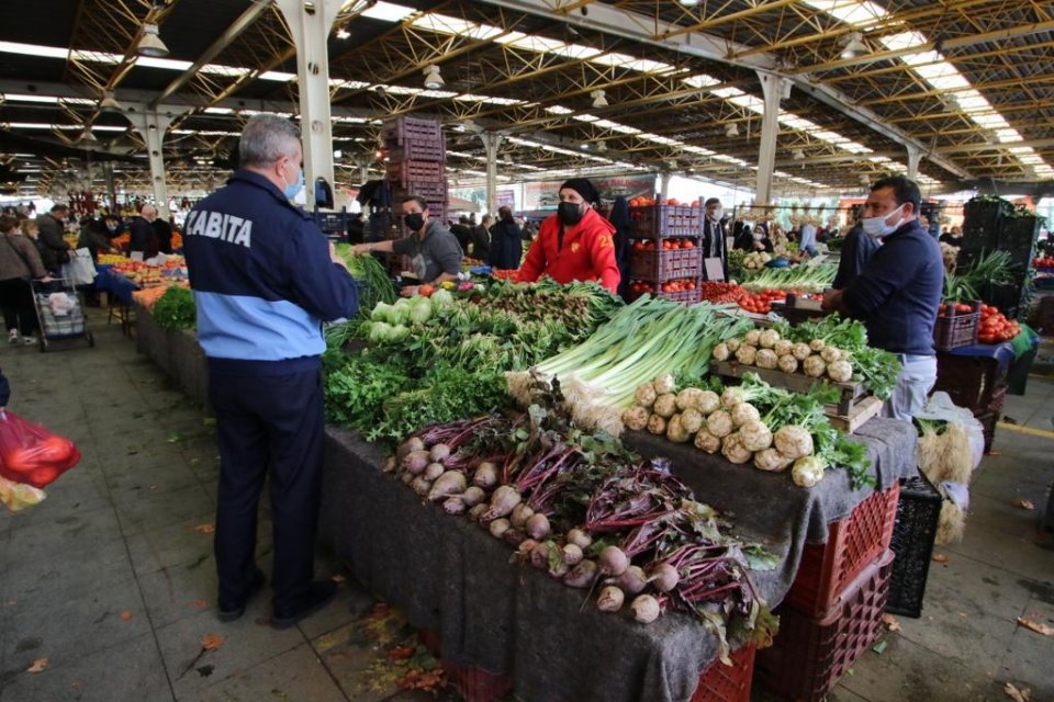 Bayraklı Belediyesi Zabıta Müdürlüğü ekipleri, Koronavirüs salgını kapsamında ilk günden