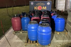 Manisa’nın Yunusemre ilçesinde, polis ekiplerince bir çiftlik evine düzenlenen operasyonda,