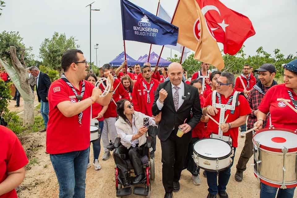 Melek İzciler Bandosu&rsquo;nun karşıladığı Başkan Tun&ccedil; Soyer, &ldquo;Biz İzmir&rsquo;de t&uuml;m