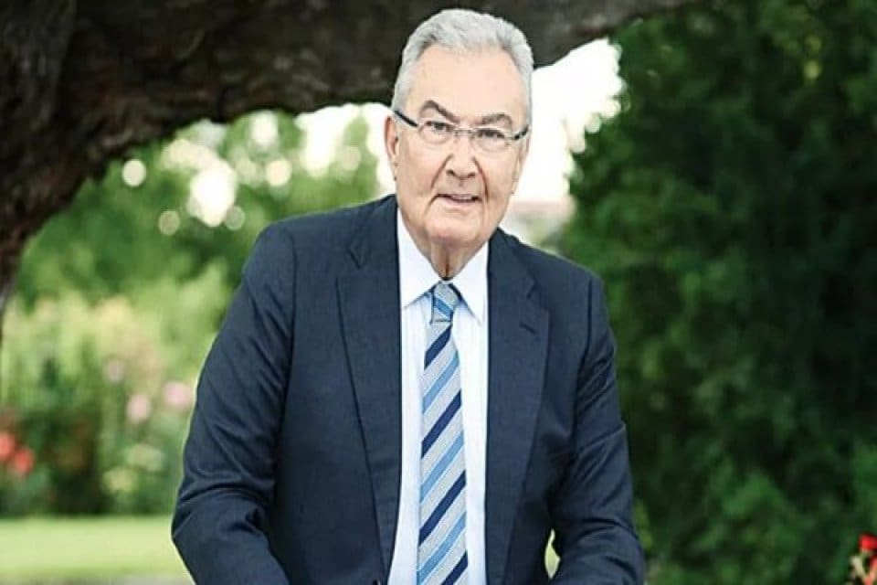 Deniz Baykal, 20 Temmuz 1938'de Antalya'da doğdu. 1959 yılında Ankara