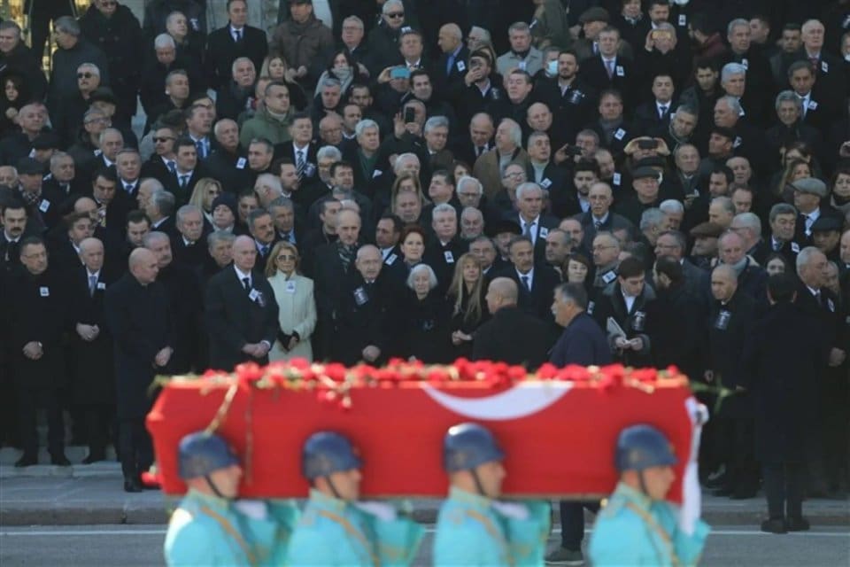 Eski CHP Genel Başkanı Deniz Baykal bug&uuml;n son yolculuğuna uğurlanıyor.