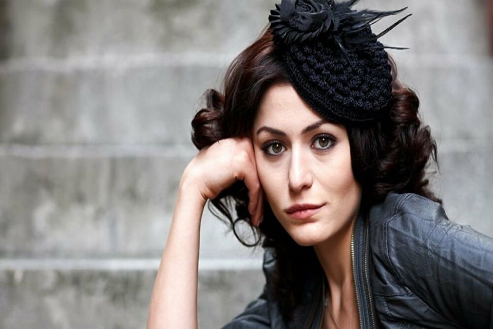 &Uuml;nl&uuml; oyuncu Deniz &Ccedil;akır&rsquo;ın Beşiktaş'taki bir kafede baş&ouml;rt&uuml;l&uuml; kadın m&uuml;şterilere