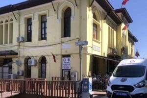 İzmir'in Konak il&ccedil;esinde denizde, &uuml;zerinden kimlik &ccedil;ıkmayan erkek cesedi bulundu.