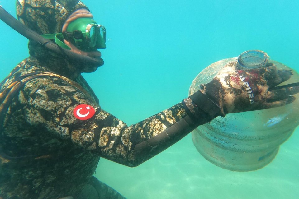 Muğla'nın Bodrum il&ccedil;esinde, 'Denize En &Ccedil;ok Mavi Yakışır' sloganıyla bu