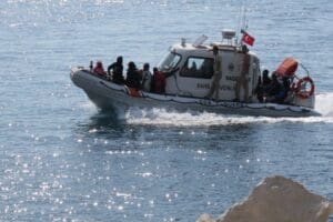 İzmir'in Urla il&ccedil;esi a&ccedil;ıklarında, motor arızası nedeniyle kalan teknedeki 5
