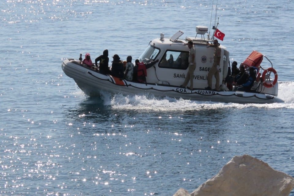 İzmir'in Urla il&ccedil;esi a&ccedil;ıklarında, motor arızası nedeniyle kalan teknedeki 5