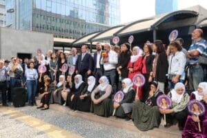 HDP İzmir İl Başkanlığı binasına girerek o sırada orda ge&ccedil;ici