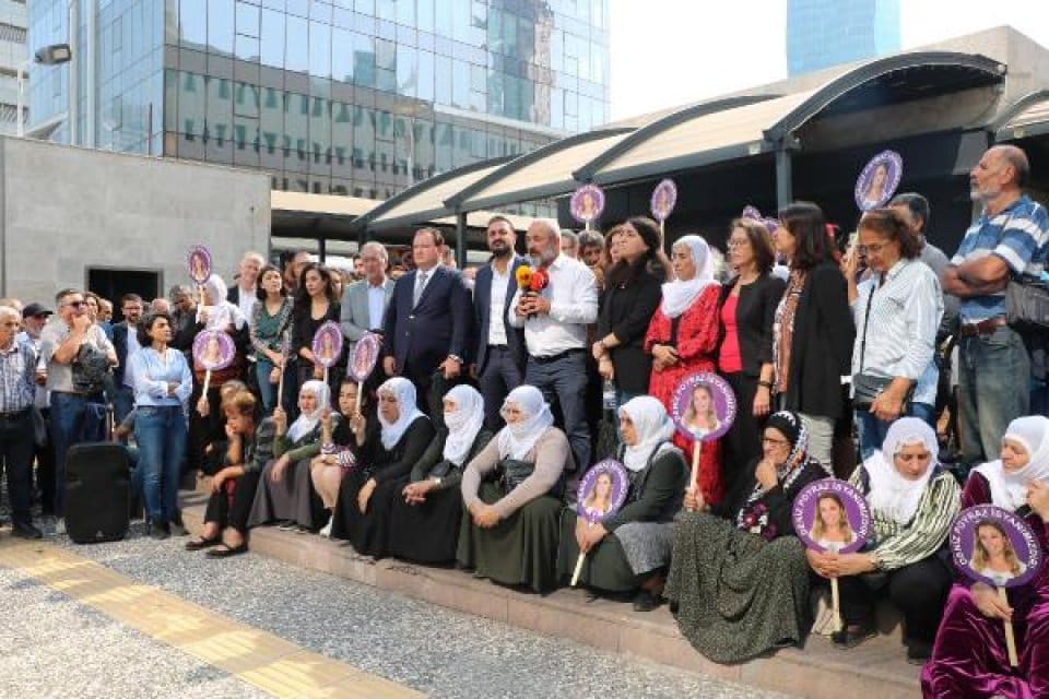 HDP İzmir İl Başkanlığı binasına girerek o sırada orda ge&ccedil;ici