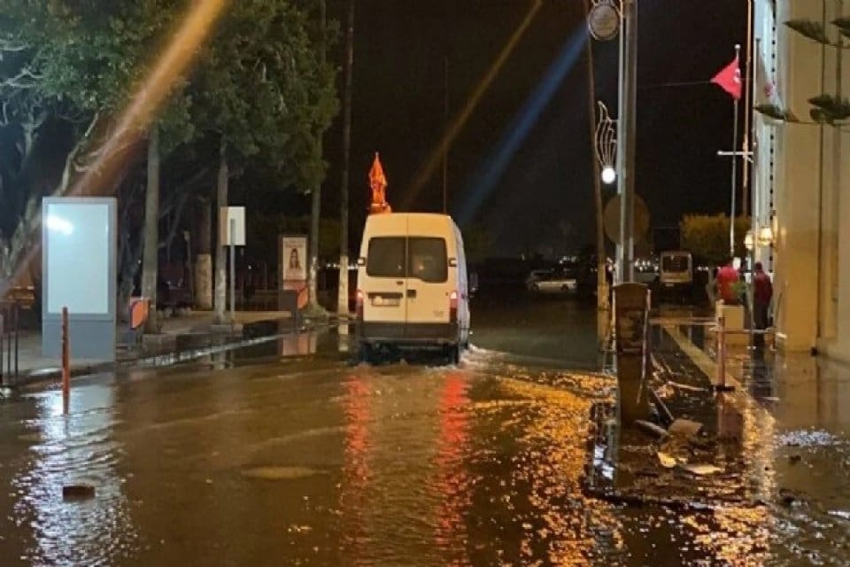 Hatay&rsquo;ın İskenderun il&ccedil;esinde deniz seviyesinin y&uuml;kselmesi sonucu bazı caddeler su