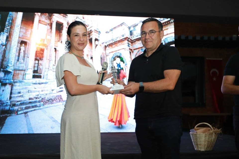 Efes Tarlası Yaşam K&ouml;y&uuml;&rsquo;nde Son Enstit&uuml;ler belgesel film g&ouml;sterimi yapıldı.