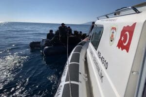 İzmir,&nbsp;Dikili il&ccedil;esi a&ccedil;ıklarında Yunanistan unsurlarınca T&uuml;rkiye kara sularına itilen 77