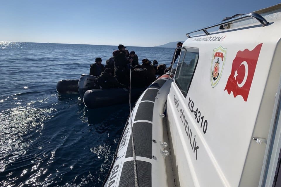 İzmir,&nbsp;Dikili il&ccedil;esi a&ccedil;ıklarında Yunanistan unsurlarınca T&uuml;rkiye kara sularına itilen 77