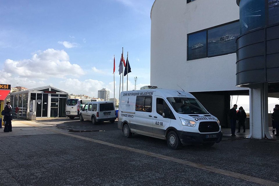 İZMİR’in Karşıyaka ilçesi açıklarında, denizde 55-60 yaşlarında erkek cesedi bulundu.