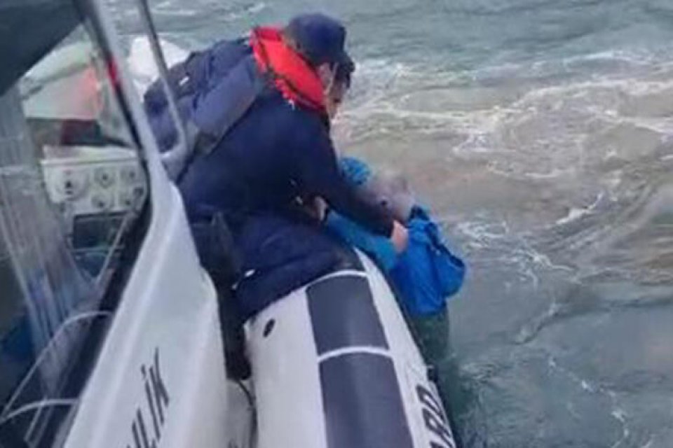 Denizde dehşet! Alabora olan tekneden suya düştü Çanakkale’de balık avlamak için açıldığı denizde teknesi alabora olan A.Ö.