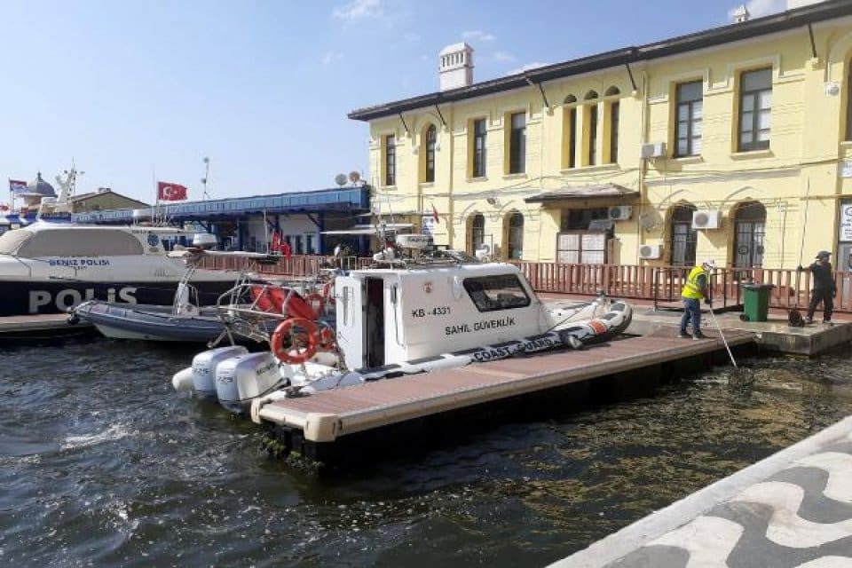 İzmir'de, denizde hareketsiz yatan kişinin yapılan kontrolde &ouml;ld&uuml;ğ&uuml; tespit edildi.