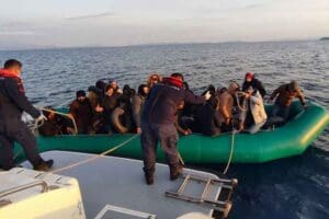 İzmir'in &Ccedil;eşme il&ccedil;esinde a&ccedil;ıklarında, yasa dışı yollarla Yunanistan adalarına ge&ccedil;meye