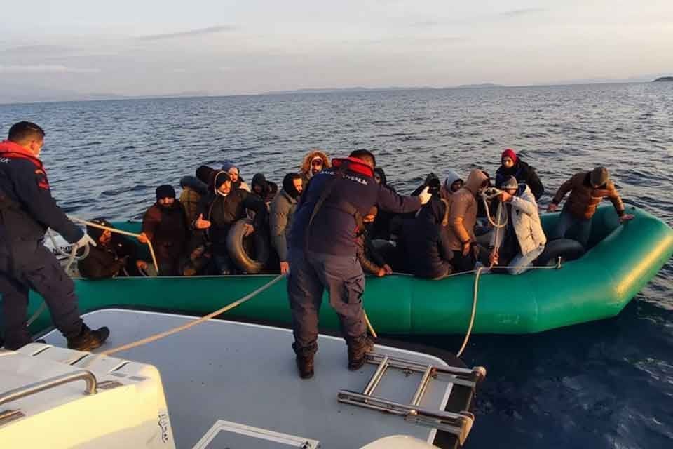 İzmir'in &Ccedil;eşme il&ccedil;esinde a&ccedil;ıklarında, yasa dışı yollarla Yunanistan adalarına ge&ccedil;meye