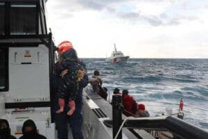 İzmir'in Urla il&ccedil;esi a&ccedil;ıklarında i&ccedil;erisinde 26 ka&ccedil;ak g&ouml;&ccedil;menin bulunduğu tekne,