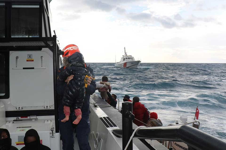 İzmir'in Urla il&ccedil;esi a&ccedil;ıklarında i&ccedil;erisinde 26 ka&ccedil;ak g&ouml;&ccedil;menin bulunduğu tekne,
