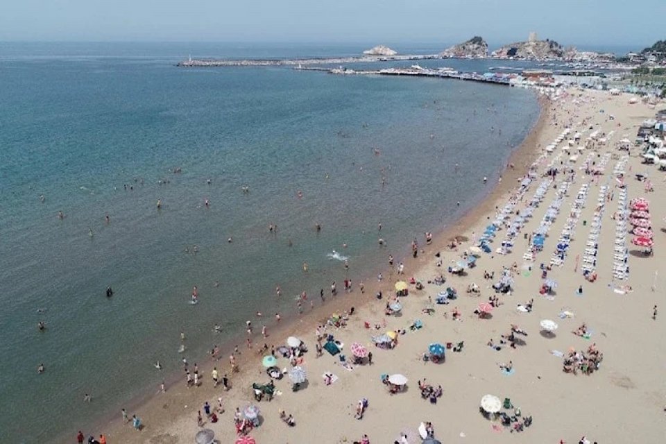 Sıcak havayı ve hafta sonunu fırsat bilen İstanbullular Şile plajlarına
