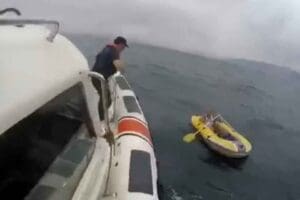 İZMİR'in Urla il&ccedil;esinden lastik bot ile denizde s&uuml;r&uuml;klenen S&uuml;leyman Emir