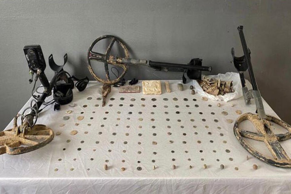 Denizli&rsquo;nin ka&ccedil;ak kazı yaparken yakalanan 3 kişi, jandarma tarafından g&ouml;zaltına