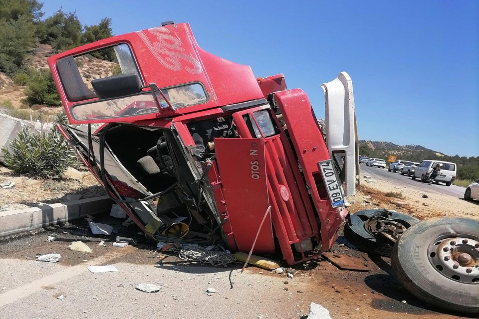 Denizli'nin Honaz il&ccedil;esinde ref&uuml;je &ccedil;arpıp, devrilen kamyonun şof&ouml;r&uuml; Hasan H&uuml;seyin