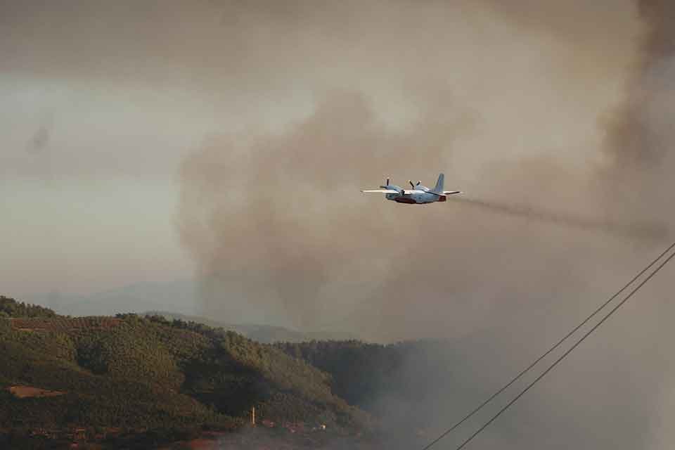 Denizli'nin Kale il&ccedil;esinde, Muğla'ya da sınırı bulunan ormanda yangın&nbsp;&ccedil;ıktı. Alevlerin